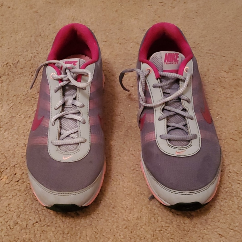 Grey and pink Nike training total coreter